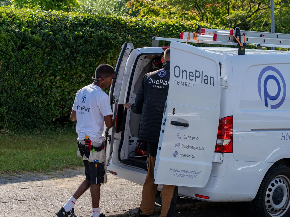 Håndværkere fra OnePlan ApS ankommer til en opgave