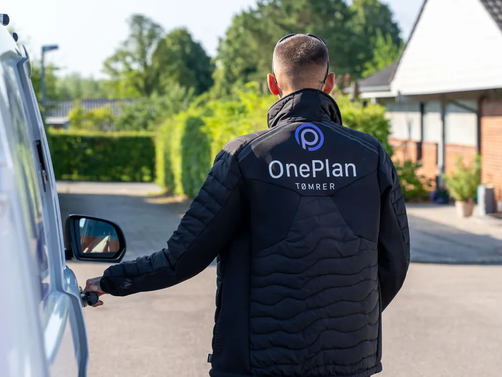 Håndværker fra OnePlan ApS på vej til opgaven