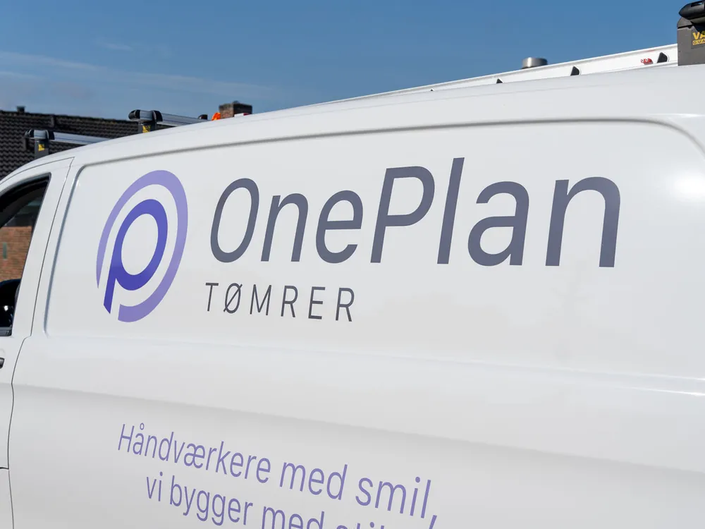 Firmabilen fra OnePlan ApS med logo og slogan