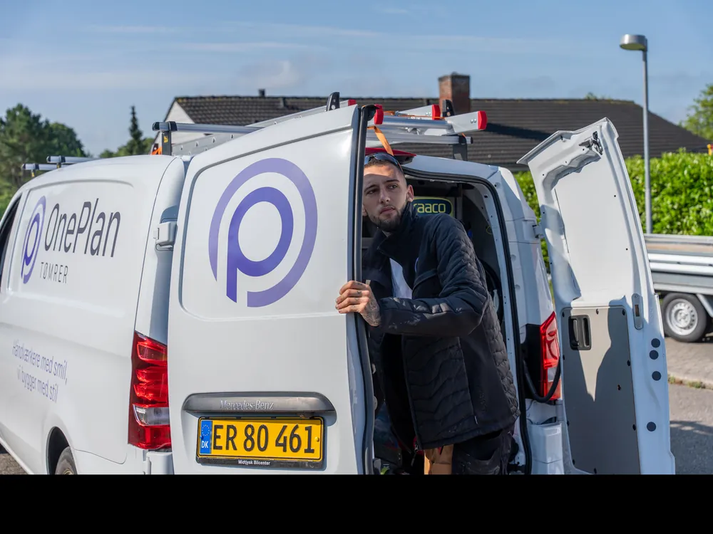 Håndværker fra OnePlan ApS ankommer til opgaven
