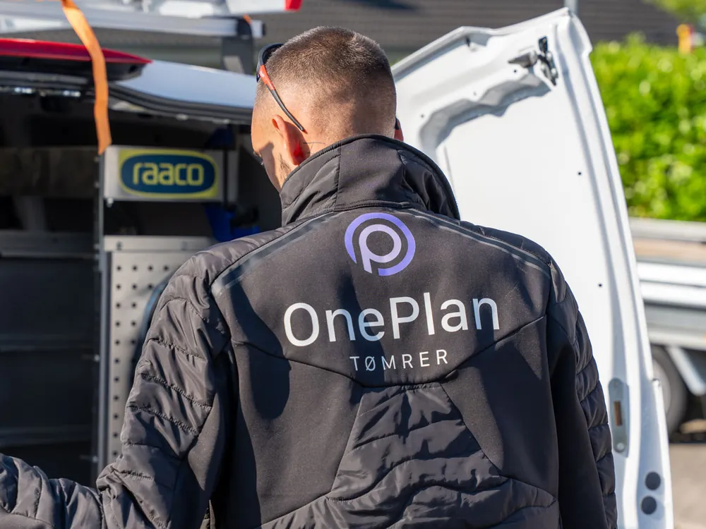Værktøj hentes i firmabilen fra OnePlan ApS
