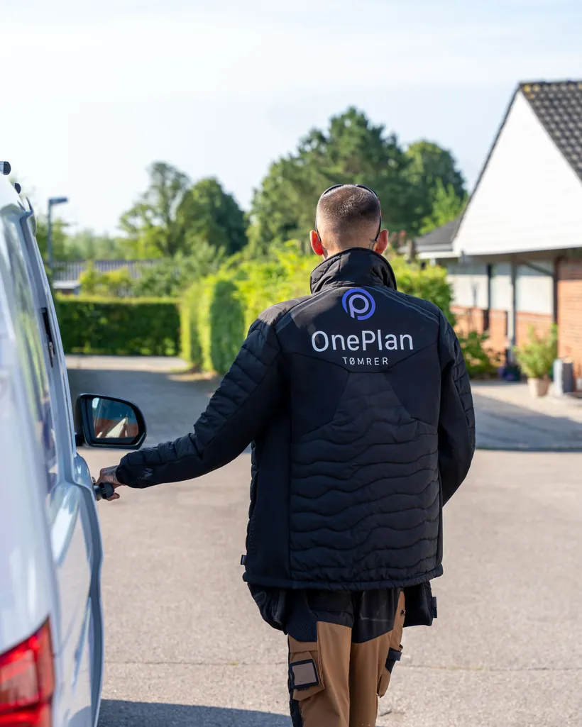 Håndværker fra OnePlan ApS på vej til opgaven