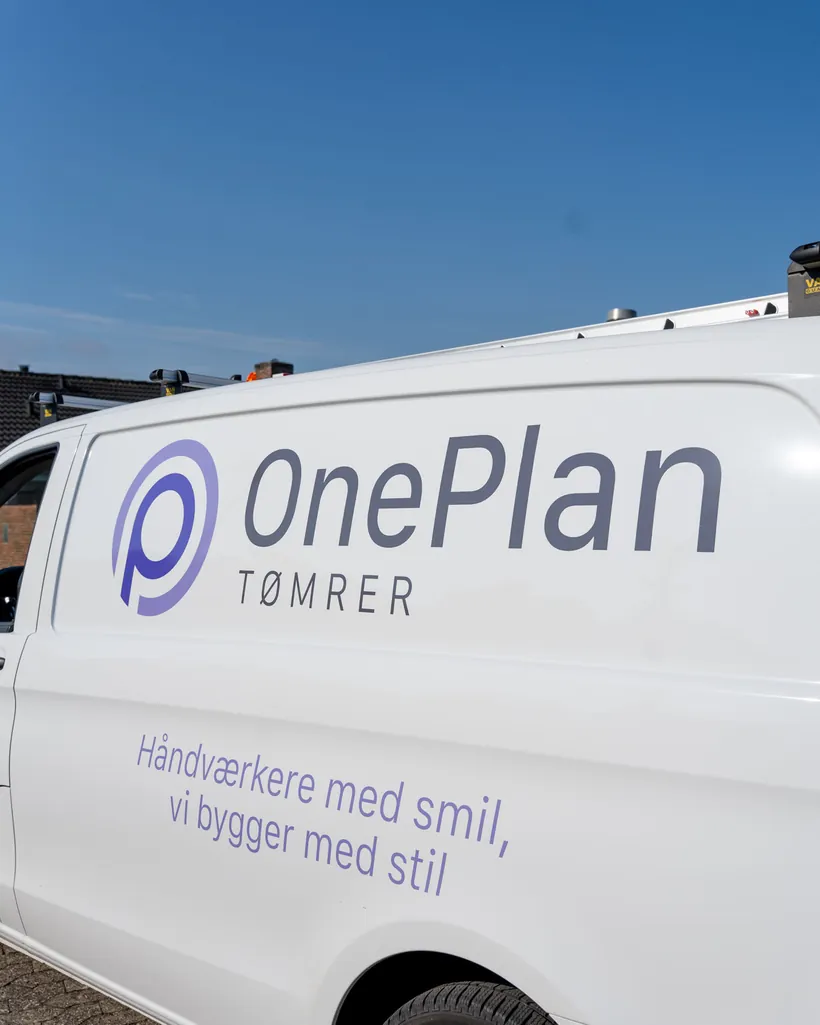 Firmabilen fra OnePlan ApS med logo og slogan