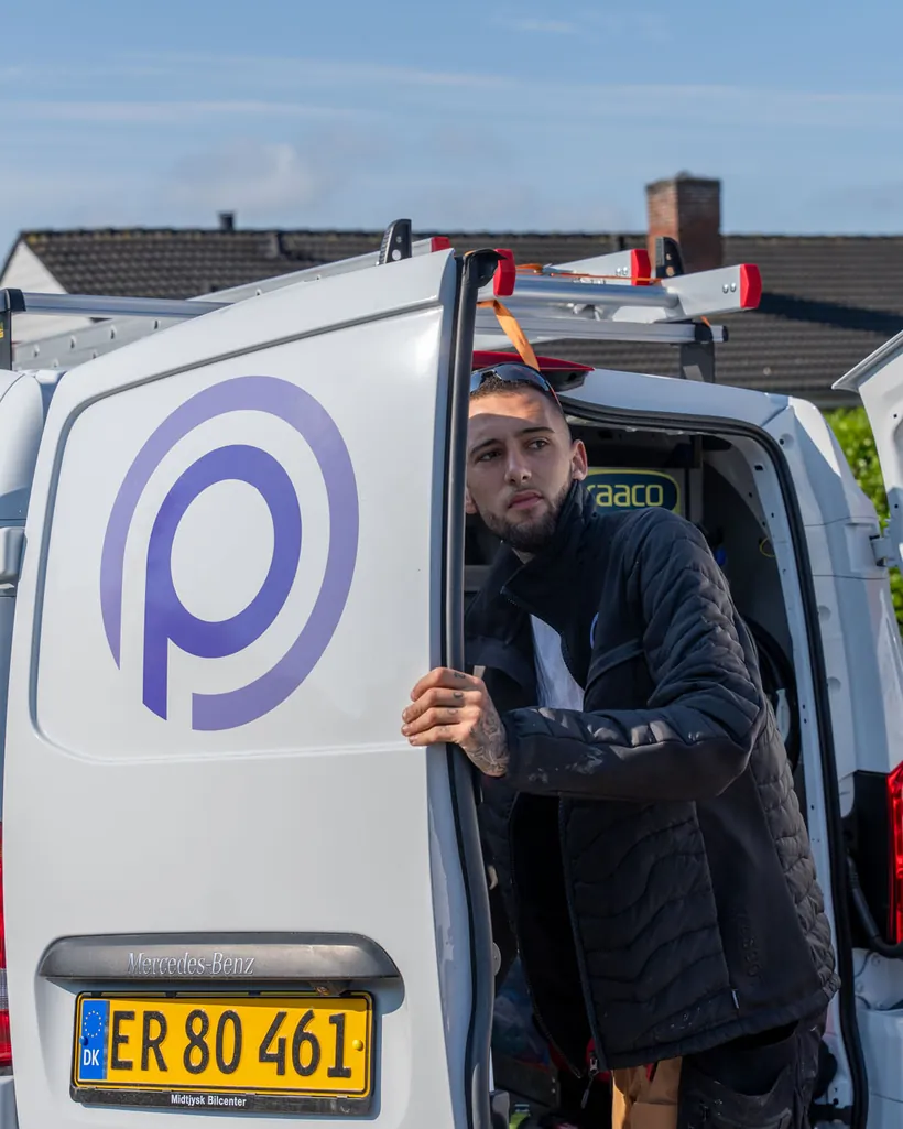 Håndværker fra OnePlan ApS ankommer til opgaven