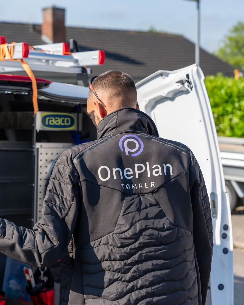 Værktøj hentes i firmabilen fra OnePlan ApS