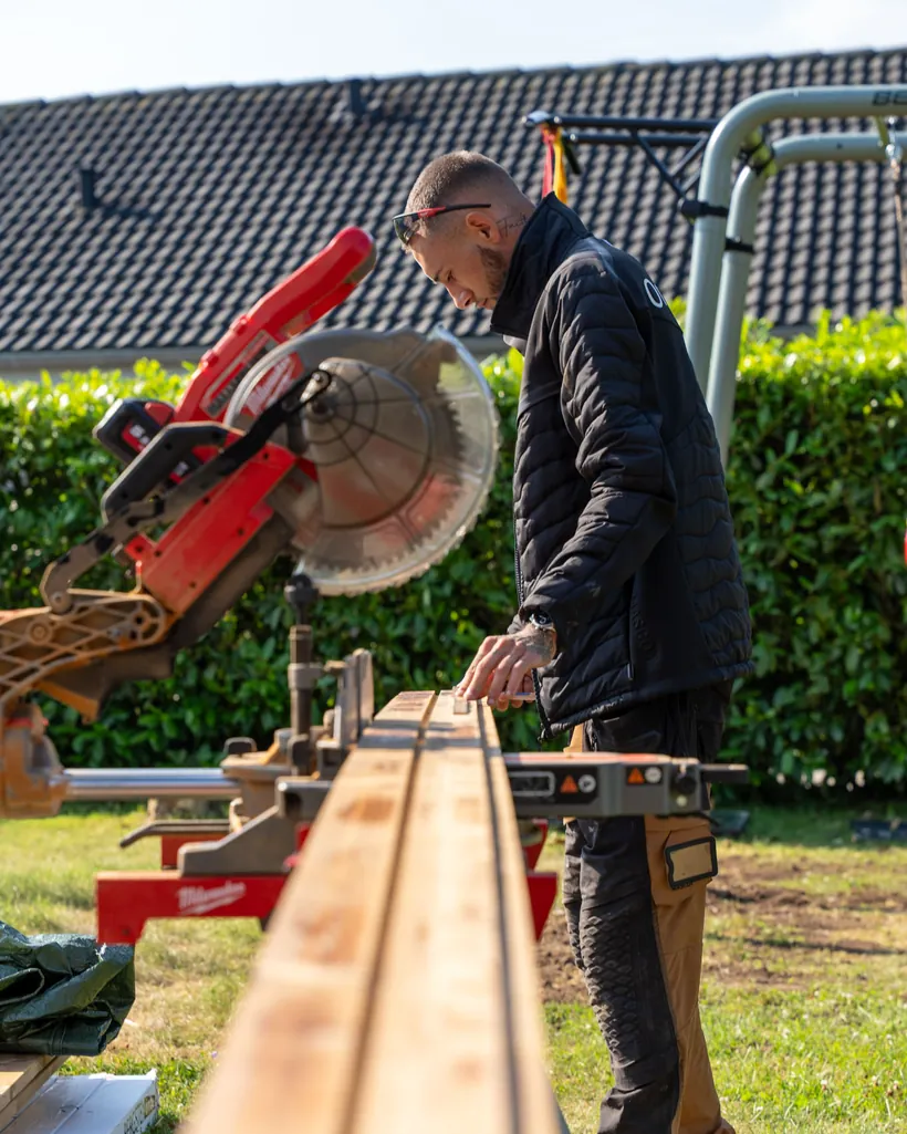 Lægter skæres til foran et hus med tegltag