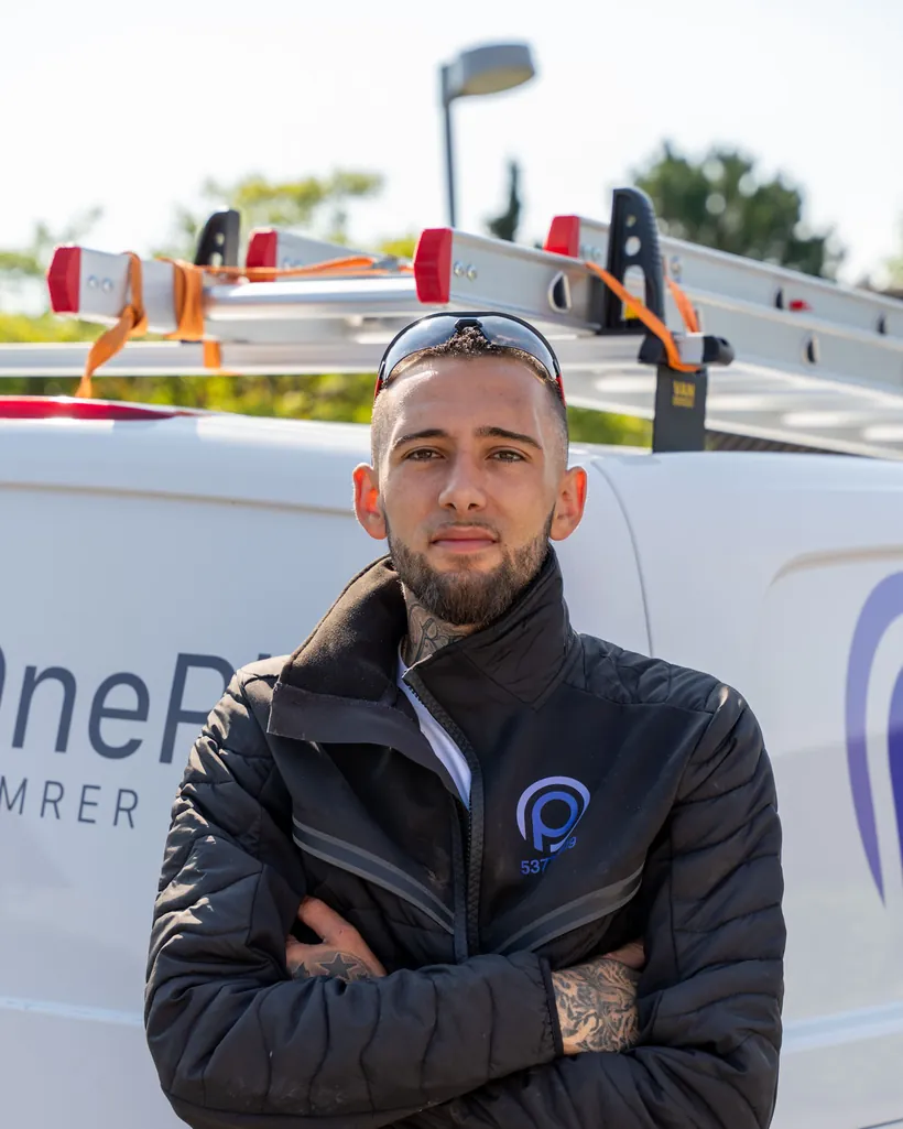 Håndværker fra OnePlan ApS foran firmabilen