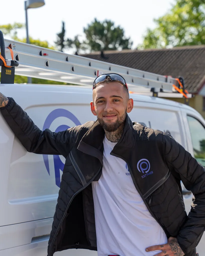 Håndværker fra OnePlan ApS ved firmabilen