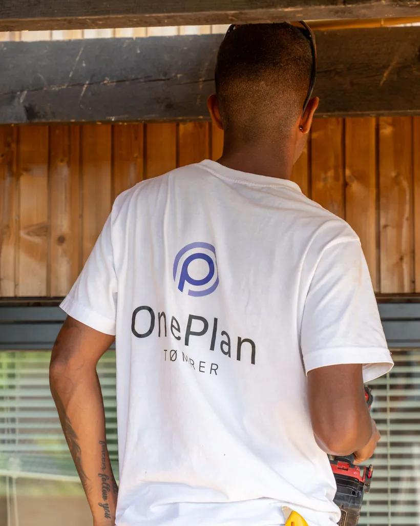 Tømrer fra OnePlan ApS arbejder under udhænget