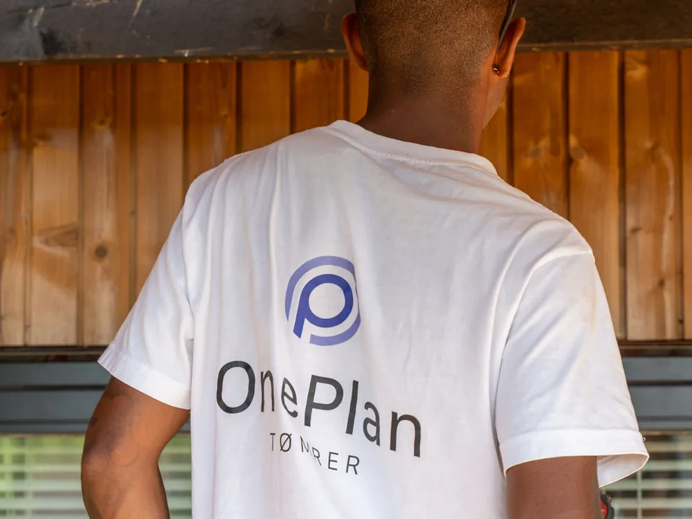 Tømrer fra OnePlan ApS arbejder under udhænget